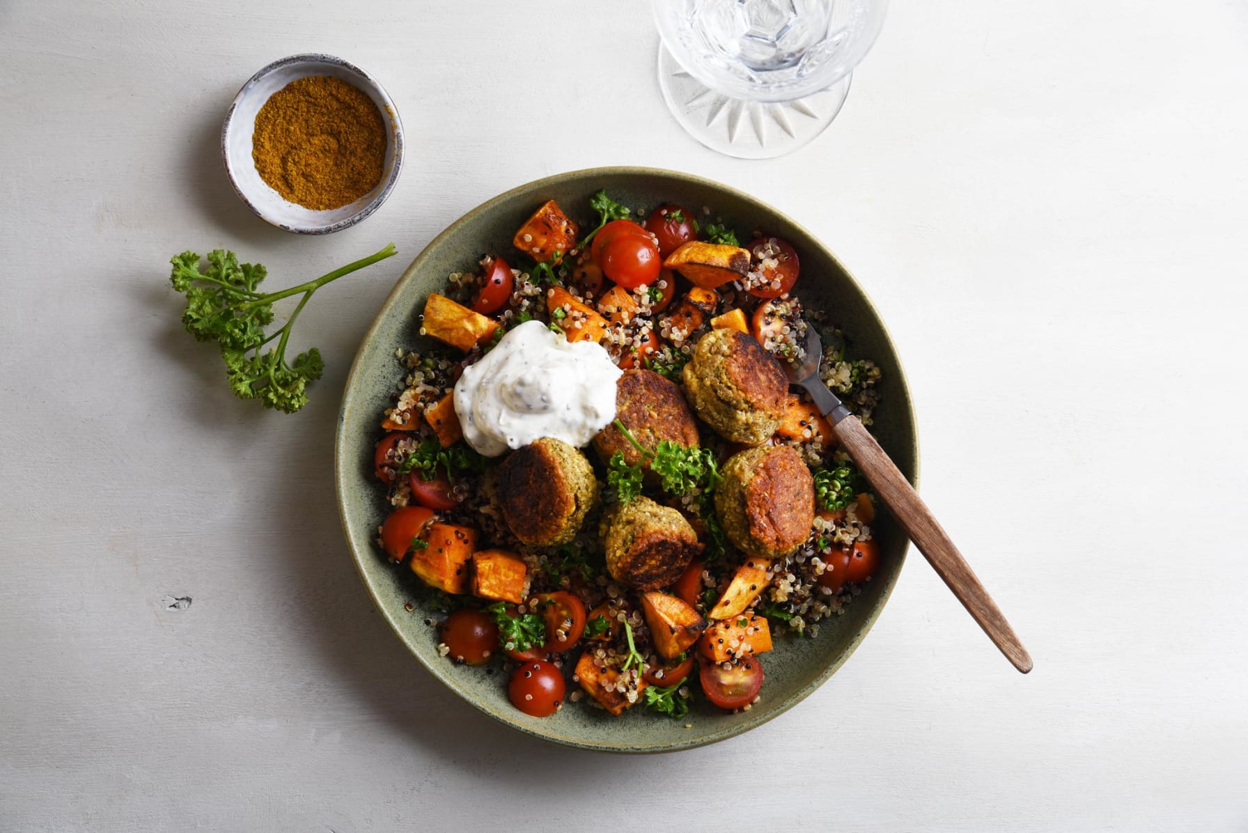 Falafelsallad med vitlök- och myntalabneh