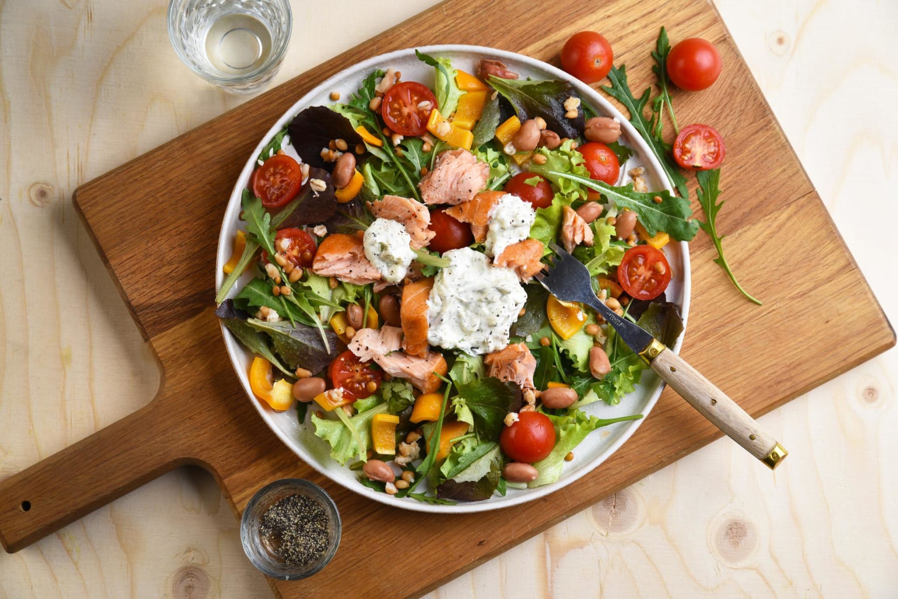 Bönsallad med varmrökt lax och färskostkräm