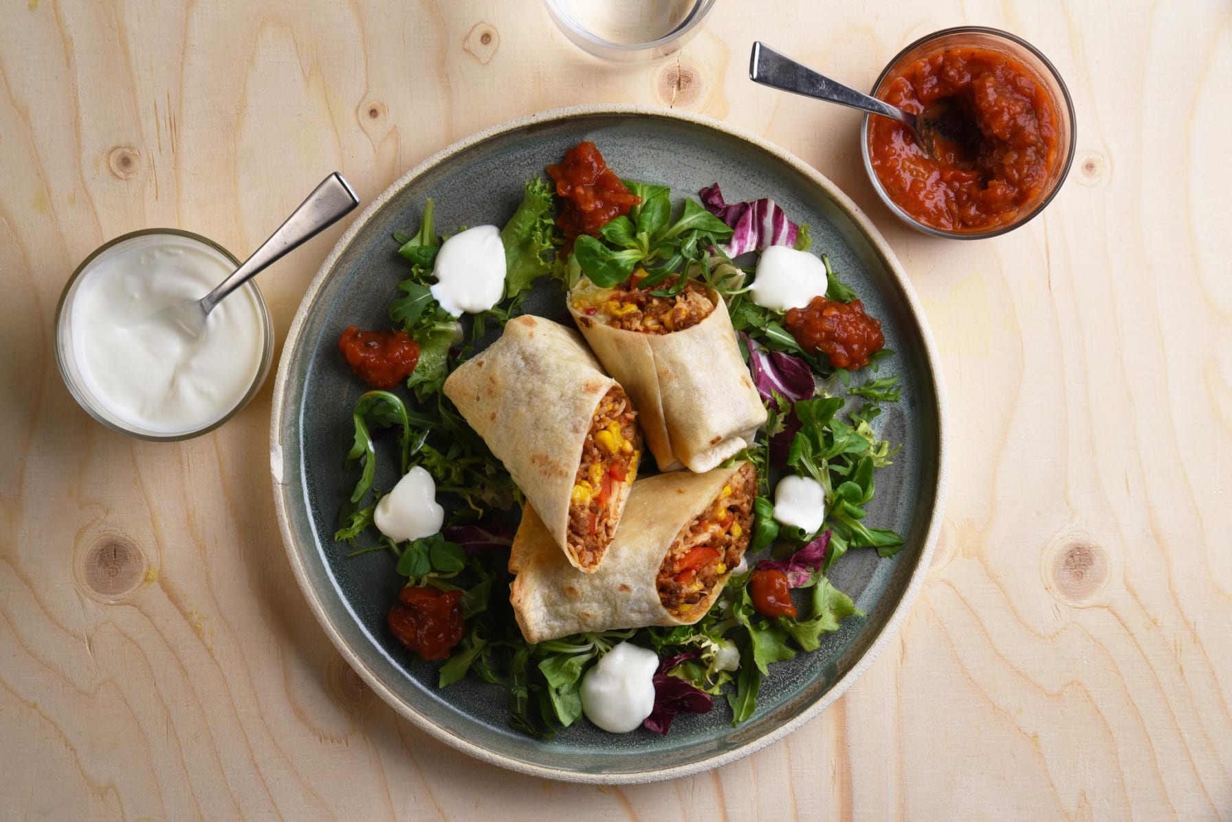 Burrito med svenskodlad färs, gräddfil och chipotlesalsa