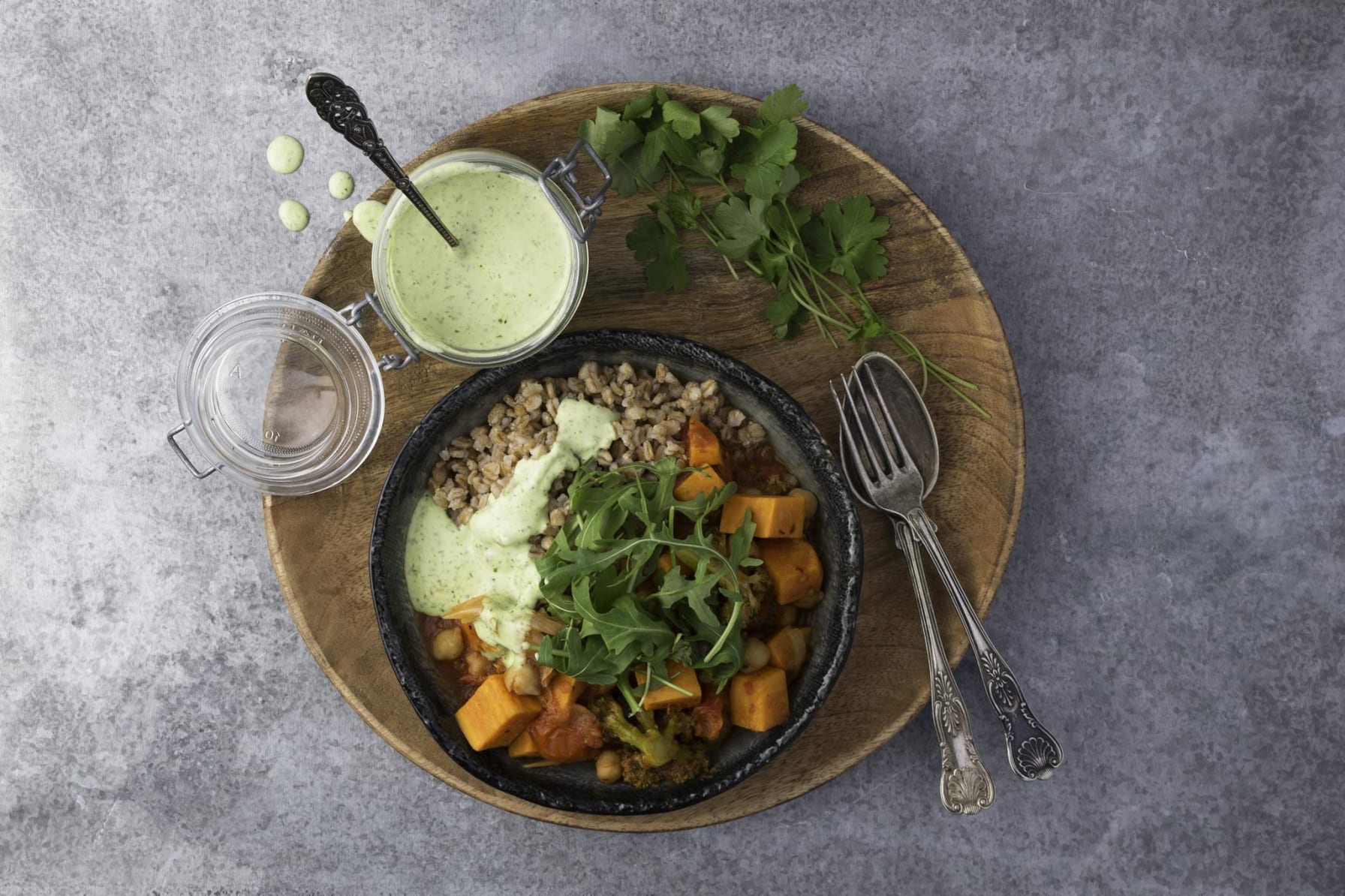 Vegansk höstgryta med persiljemajjo