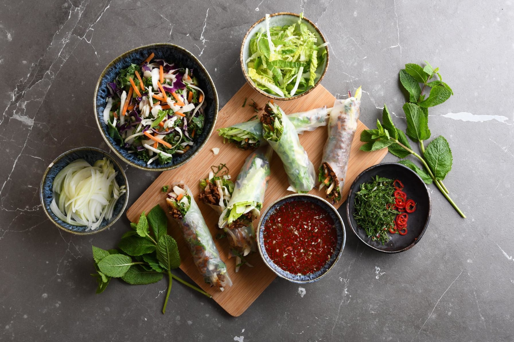 Vietnamesiska vårrullar med marinerad kyckling och mynta