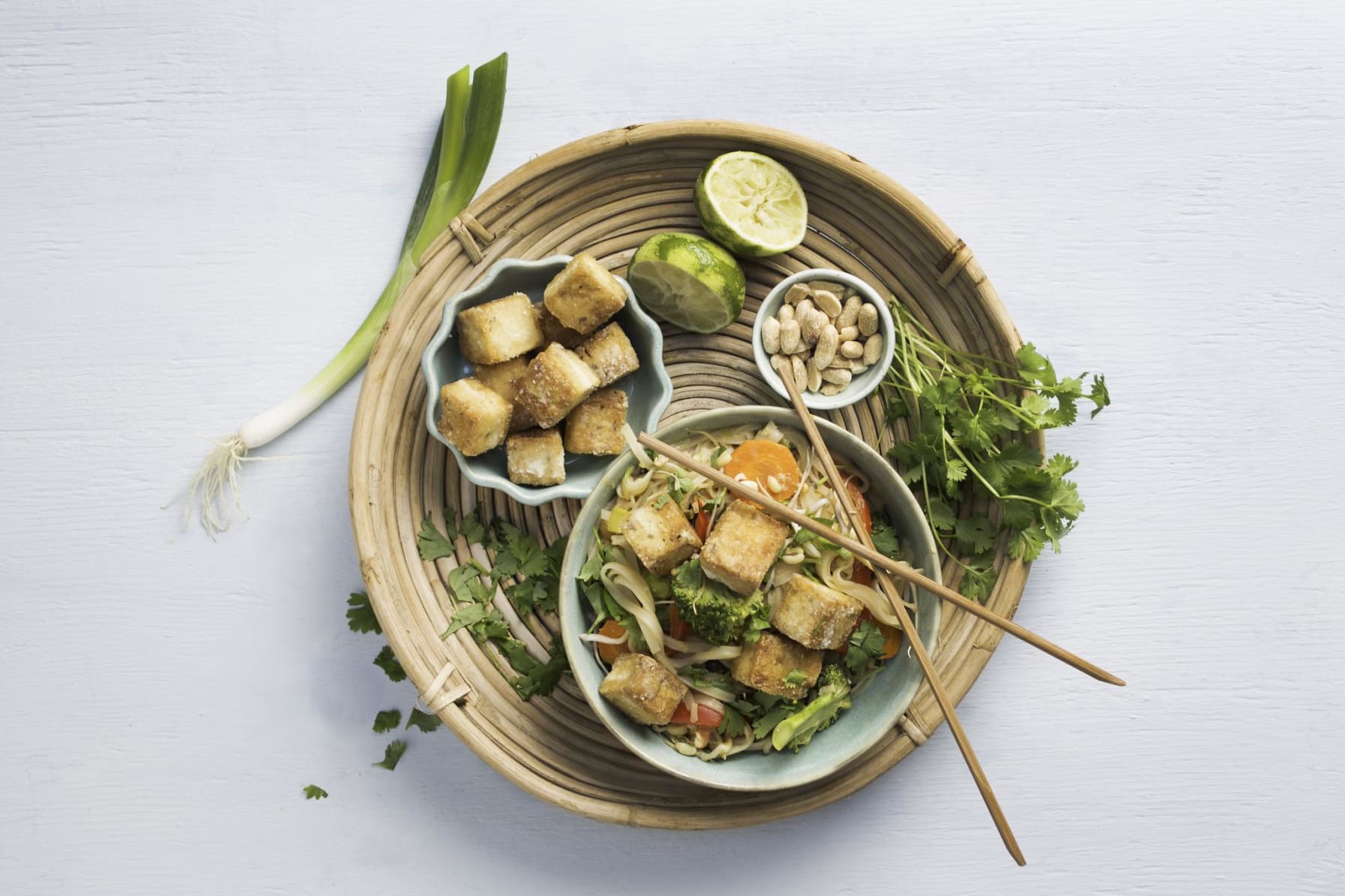 Thainudlar med krispig tofu, ingefära och jordnötter