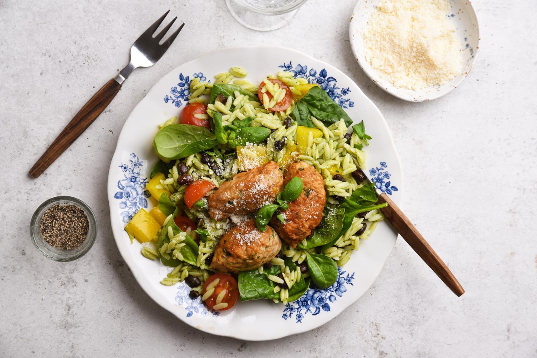 Kalkonfärsbiffar med risonisallad 