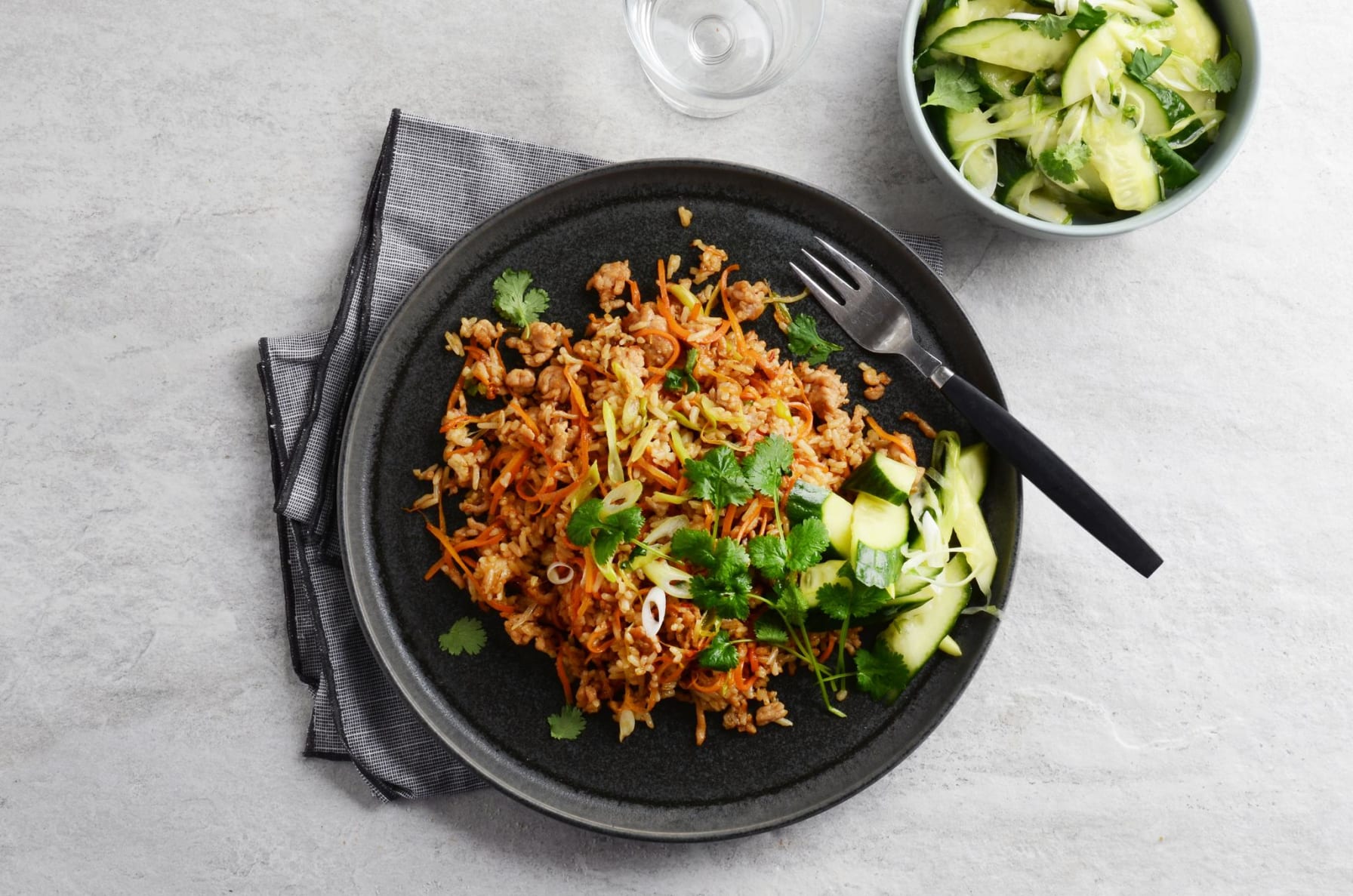 Fried rice chicken med syrad koriandergurka