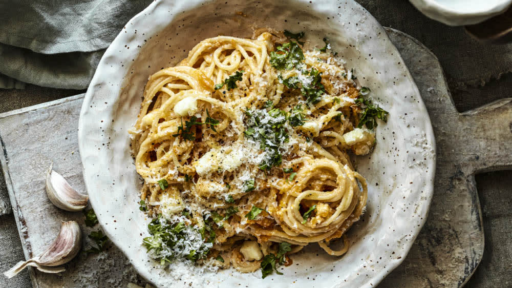 Carbonara på butternutpumpa med halloumi, persilja och parmesan