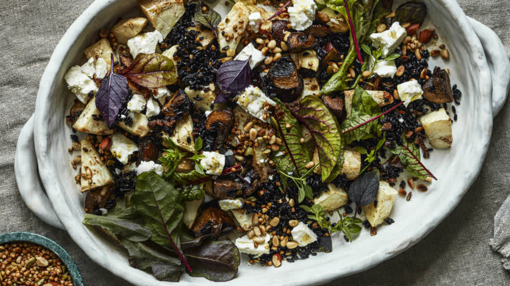 Ljummen sallad på plåt med rostade skogschampinjoner, rotselleri, svart ris och fetaost