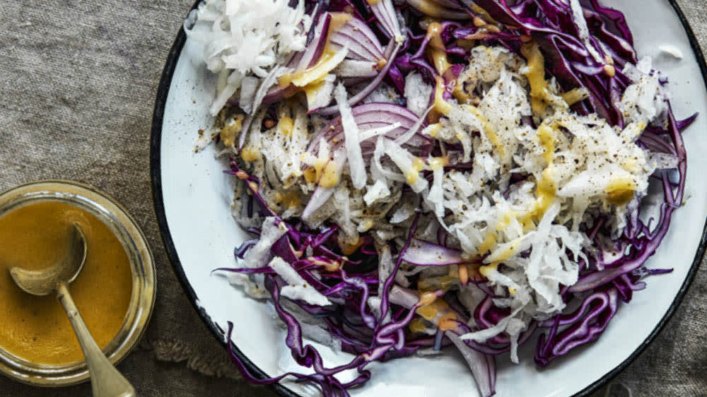 Rödkålssallad med rättika, rödlök och senapsdressing