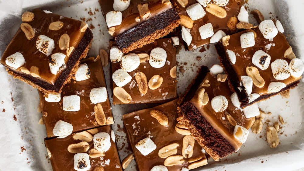 Kolabrownies med salta jordnötter & marshmallows