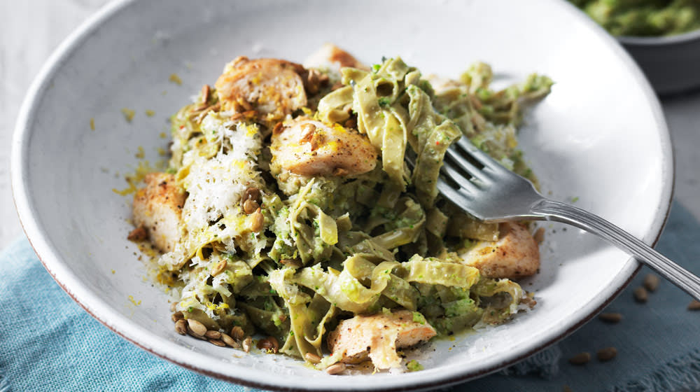 Bönpasta med broccolipesto & kyckling