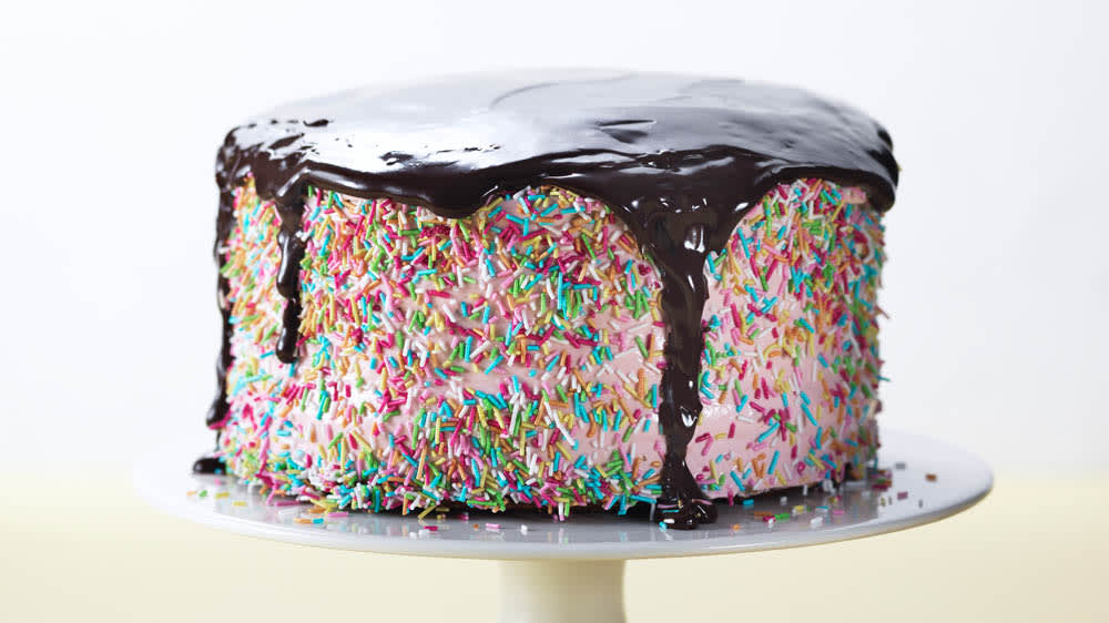 Funfettitårta med chokladspegel och hallonfluff