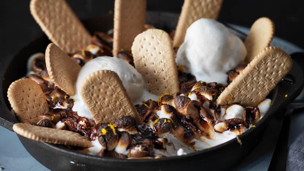 Gratinerade marshmallows med glass, dumlekola, kex & chokladsås