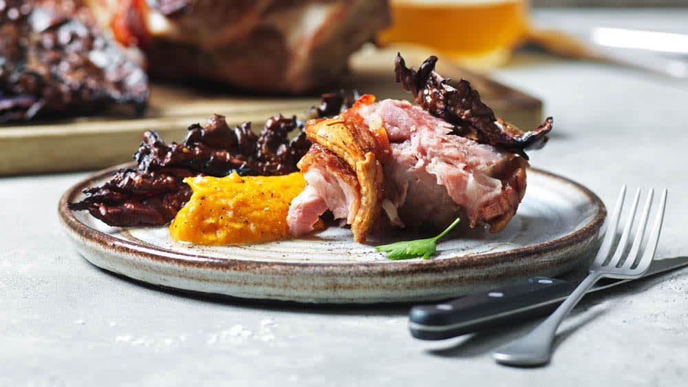 Ugnsrostat fläsklägg med pumpapuré & rödkålschips