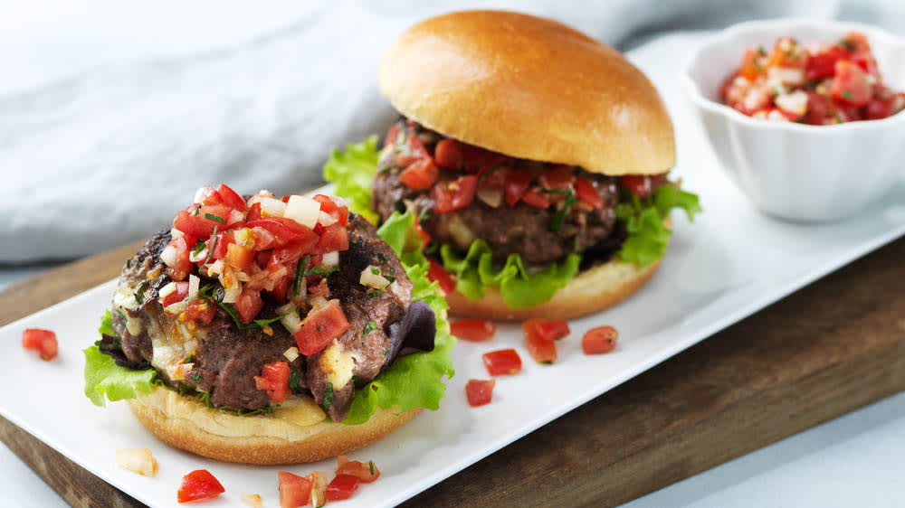 Ostburgare med tomatsalsa