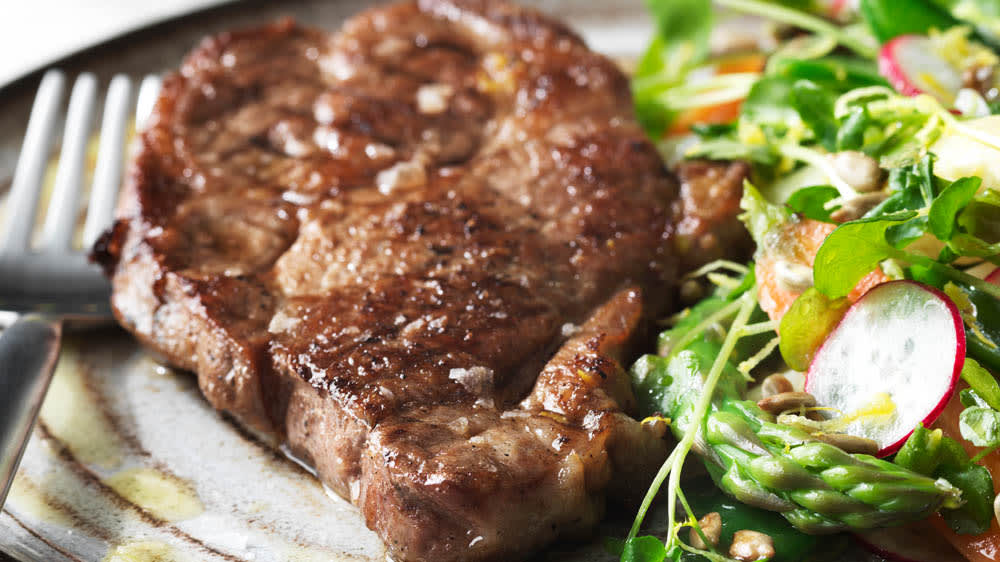 Grillad fläskkarré med primörsallad