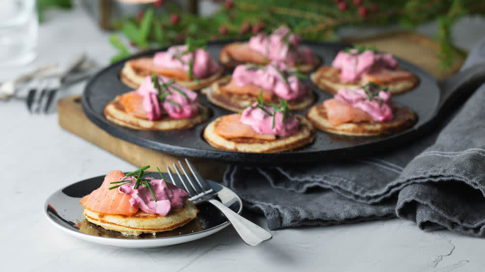 Blinier med rödbetssallad och rökt lax