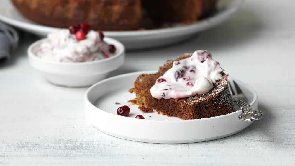 Mjuk dadelkaka med lingonfrosting