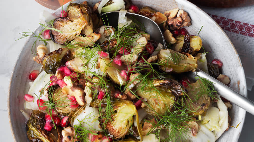 Brysselkålsallad med valnötter och granatäpple