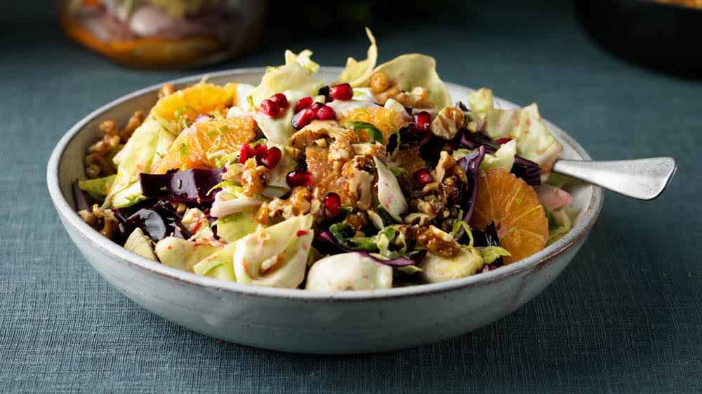 Kålsallad med apelsinvinägrett & karamelliserade valnötter