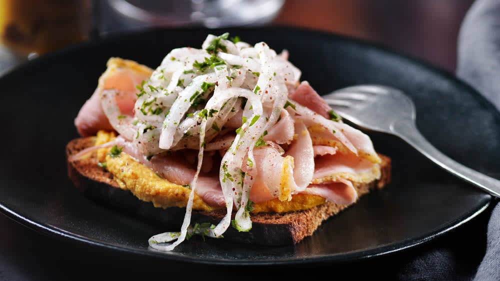 Skinkmacka med pepparrotssenap & syrad lök