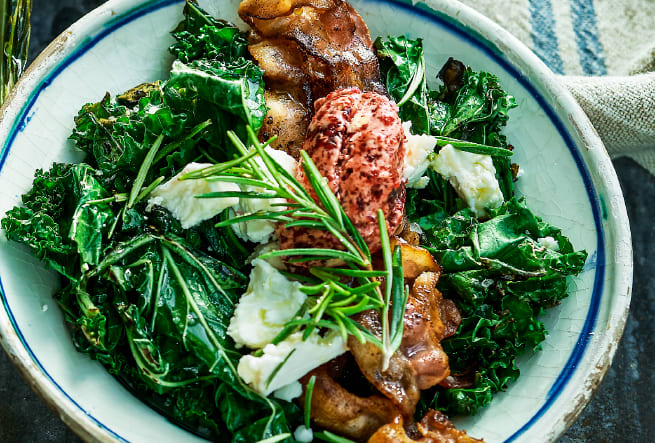 Stekt grönkål med bacon & rödbetssmör