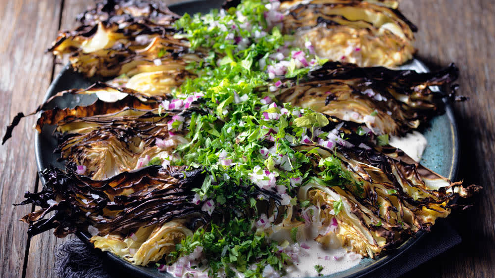 Rostad spetskål med vinägerdressing & örter