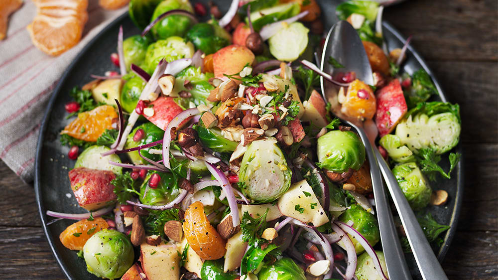 Julig sallad med brysselkål, äpple & mandarin