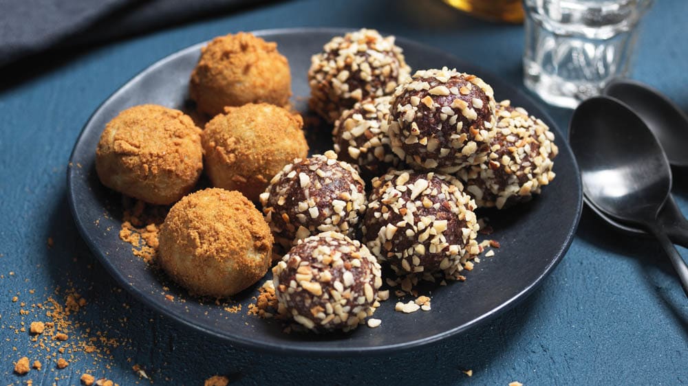 Ädelostbollar med pepparkakssmulor och rawbollar med dadlar & choklad