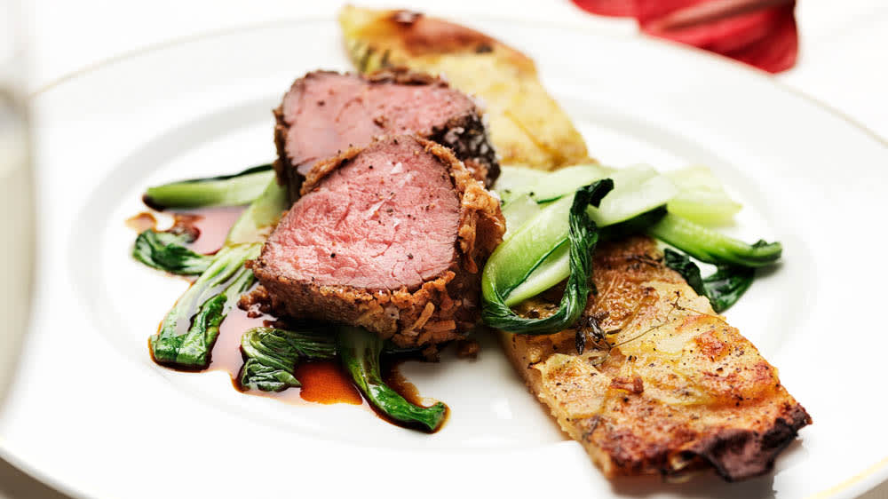 Krispig oxfilé med sojasmörsky, pak choy och potatisflarn