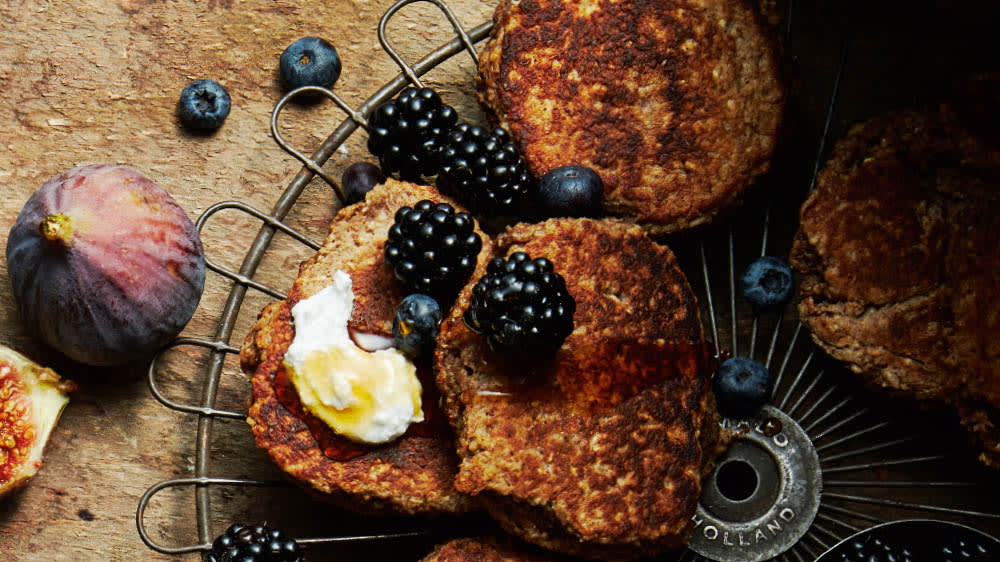 Pepparkaksplättar med kokosgrädde och färska bär