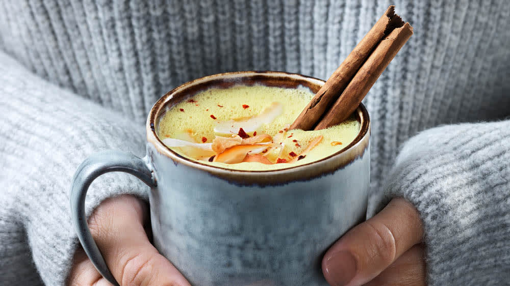 Golden latte med kokosflakes