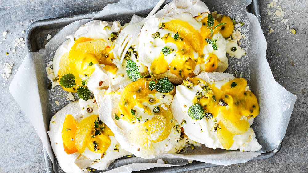 Smashed pavlova med passionsfruktscurd & vispgrädde