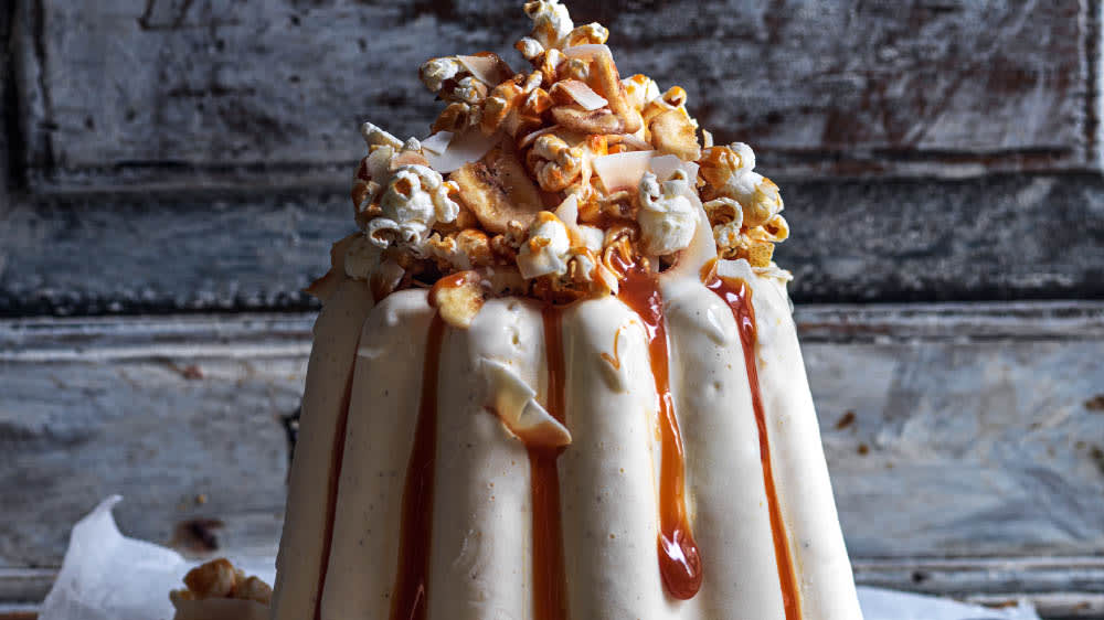 Vinterglass med kolakaramelliserade popcorn, bananchips & kokos