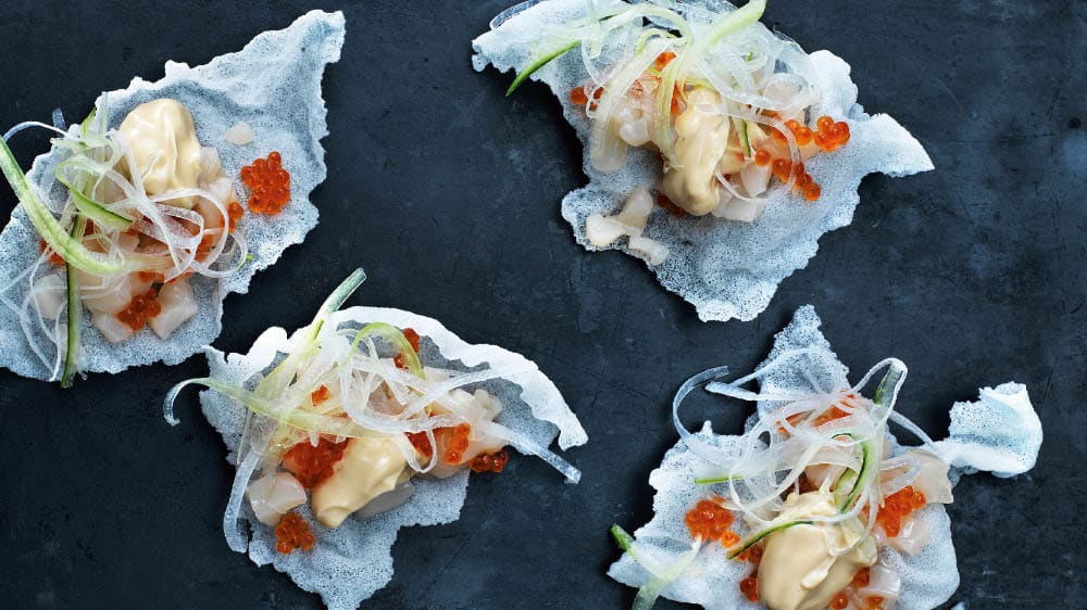 Musseltartar med rischips och sojamajonnäs