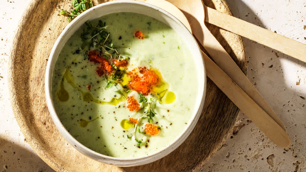 Isad gurksoppa med avokado, toppas med tångkaviar