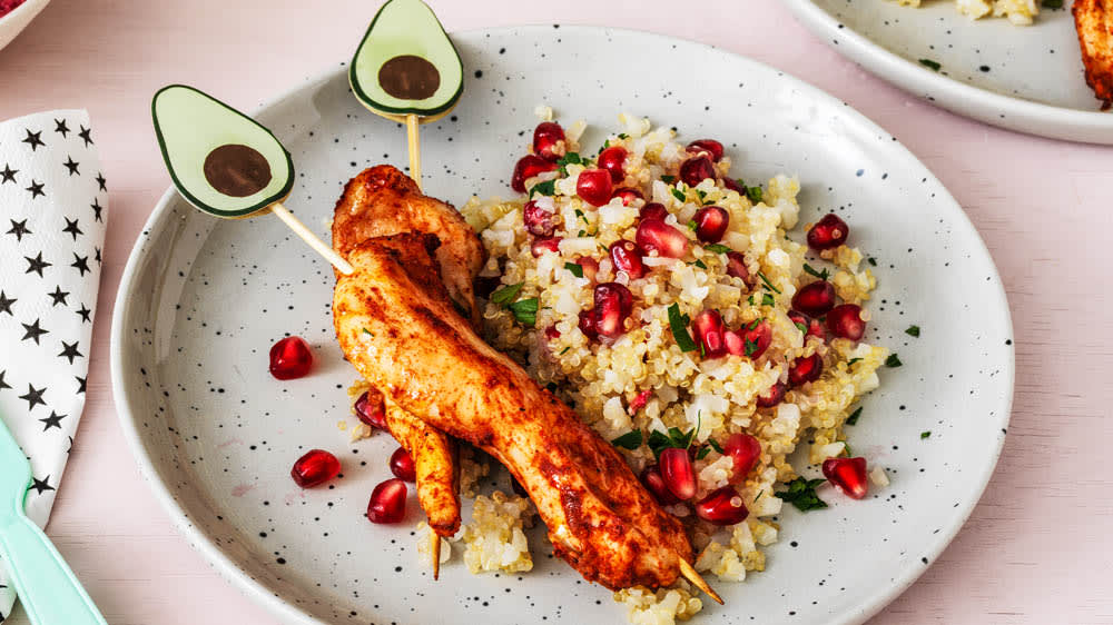 Kycklingspett med blomkålsris och rosa dipp