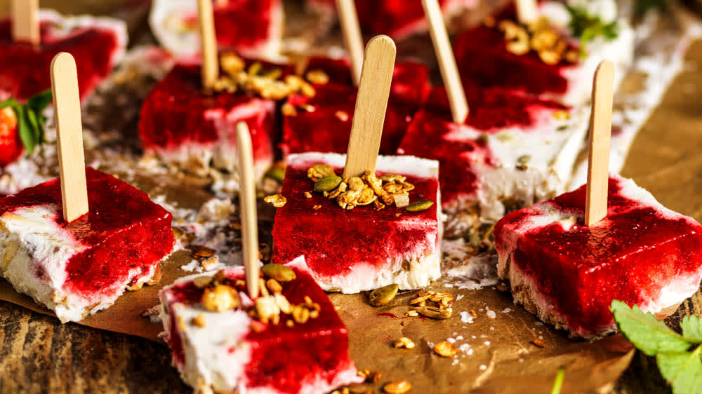 Mini lolIie pops med jordgubbskompott, honungsyoghurt & granola