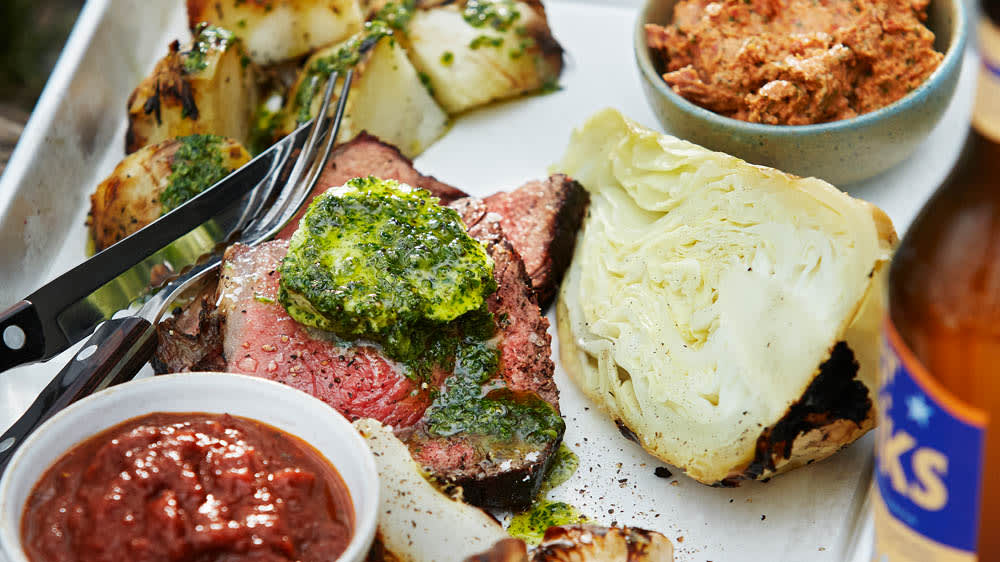 Biff med örtsmör, tomatkräm och sås