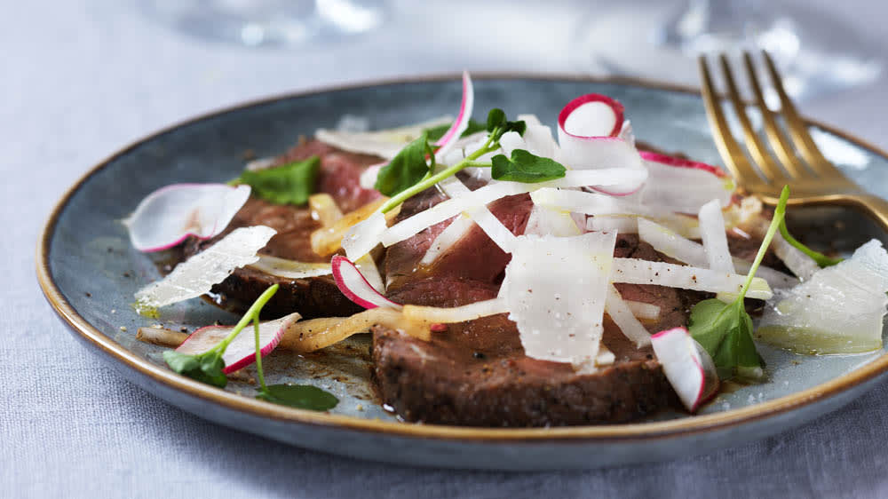 Svartpepparhalstrad oxfilé med rättika & pecorino