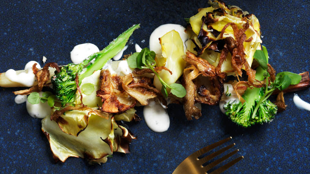 Rostad svartrot med friterad ostronskivling, jordärtskocka & dragon