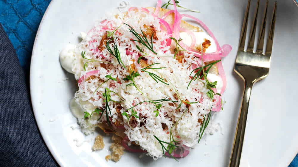 Bakad rotselleri med gruyère, picklad lök, crème fraiche & krasse