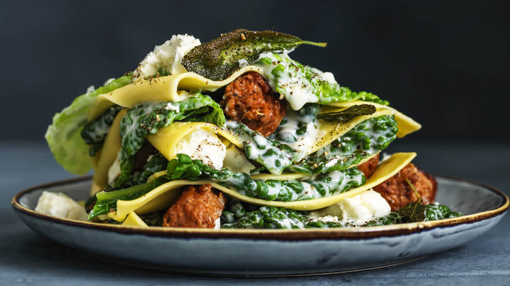 Öppen lasagne med färsk lammkorv, savojkål och getost