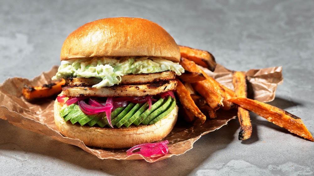 Halloumiburgare med avokado och coleslaw