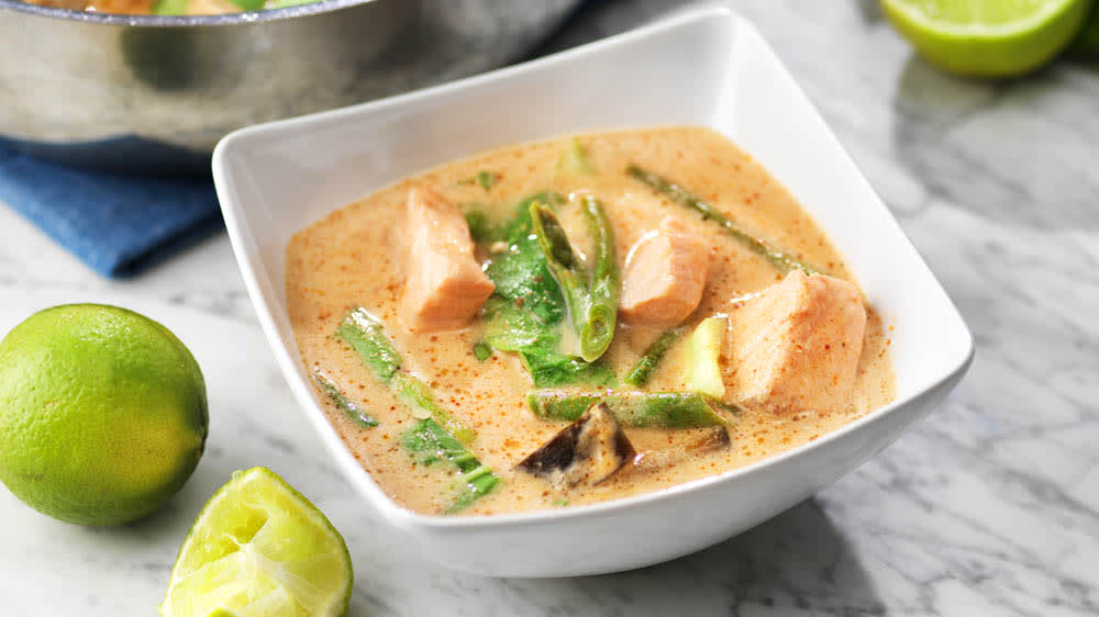 Asiatisk laxsoppa med röd curry