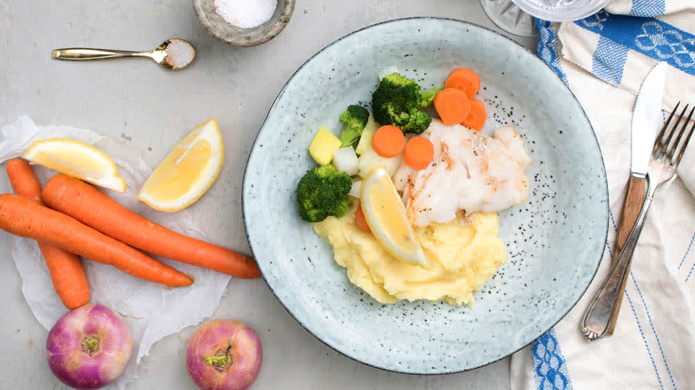 Smörstekt torsk med potatismos och lättkokta grönsaker