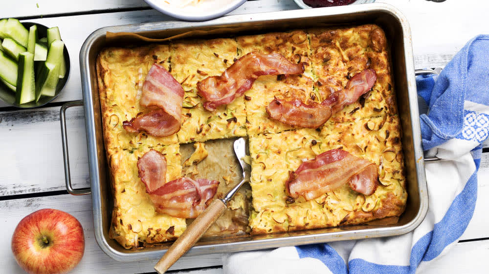 Ugnspannkaka med lingon, råkostsallad och knaprigt bacon