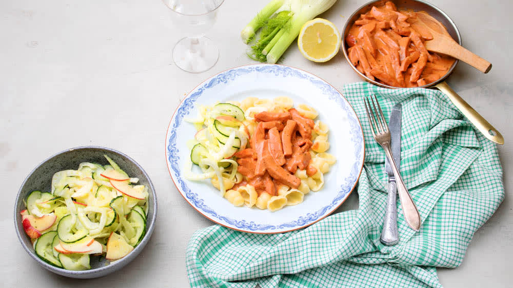 Korvstroganoff med krispig sallad på äpple och fänkål