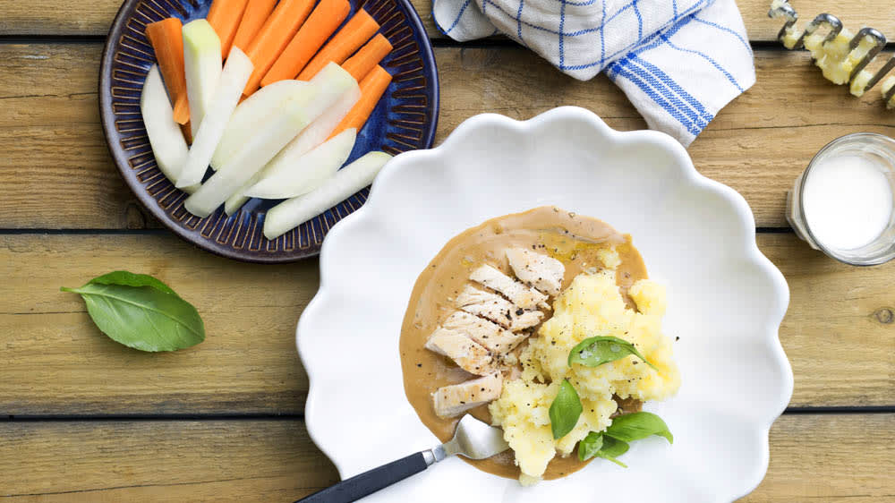 Kycklingfilé med gräddsås, potatismos och grönsaksstavar
