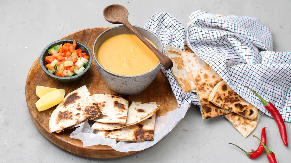 Majs- och sötpotatissoppa med ostquesadillas