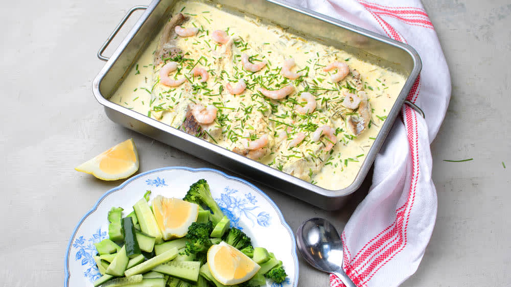 Fräsch fiskgratäng med räkor och gräslök