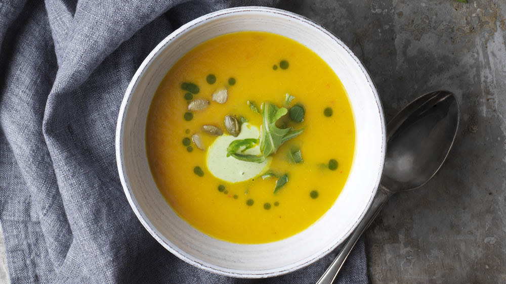 Morotssoppa med äpple och örtkräm